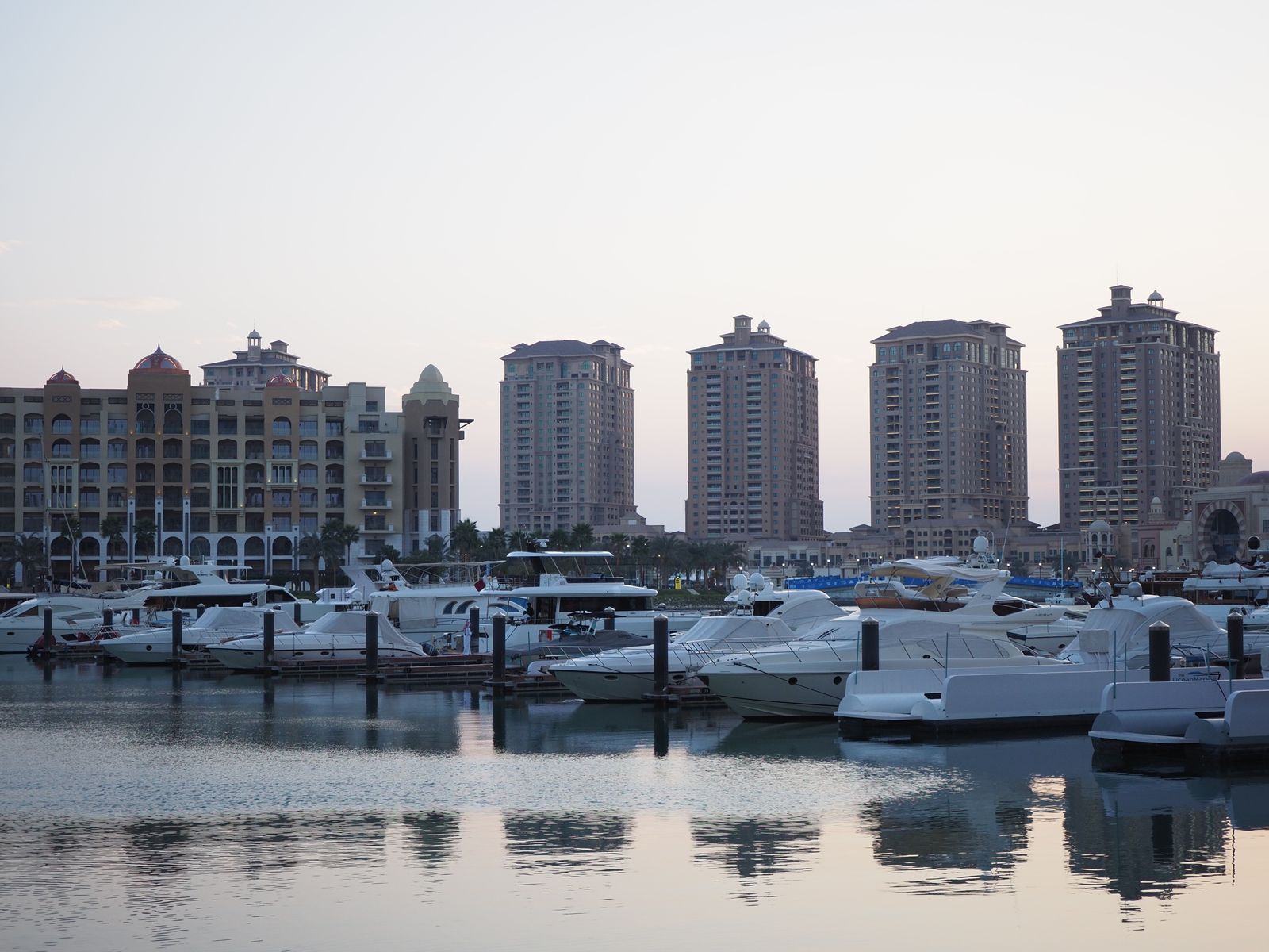 Iates na marina de Porto Arabia, em The Pearl, ao entardecer